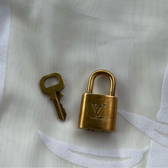 Louis Vuitton Brass Lock and Key 321 - Picture 5 of 16